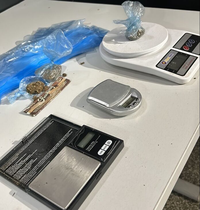 Em Ponta Porã, rápida ação da Polícia Civil resulta na apreensão de moto furtada e na prisão de três indivíduos por tráfico de drogas