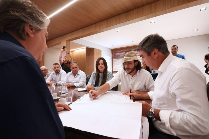 Governador discute obras de habitação e pavimentação de bairros em Batayporã