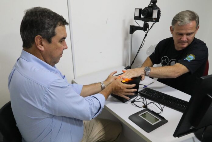 Governador faz novo RG e destaca que documento é gratuito Governador faz novo RG e destaca que documento é gratuito à população