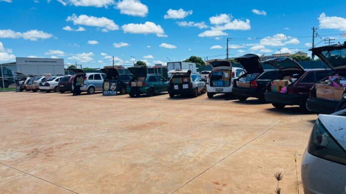 Polícia Civil apreende 14 veículos e diversas mercadorias contrabandeadas Polícia Civil apreende 14 veículos e diversas mercadorias contrabandeadas