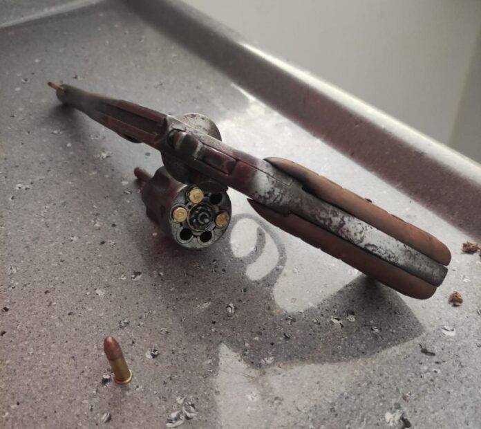 Polícia Civil apreende arma de fogo na casa de autor Polícia Civil apreende arma de fogo na casa de autor de violência doméstica em Jardim