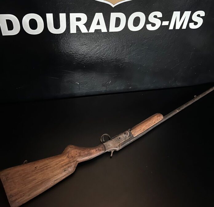 Polícia Civil apreende arma de fogo na residência de autor de homicídio tentado ocorrido em Dourados
