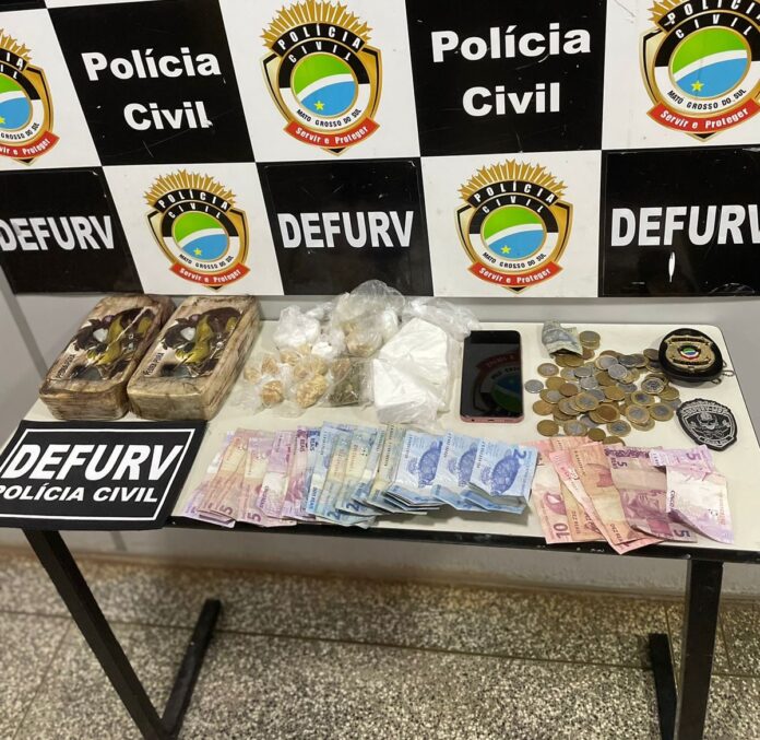 Polícia Civil apreende cocaína, prende autor de furto e adolescente Polícia Civil apreende cocaína, prende autor de furto e adolescente infrator por tráfico de drogas, em Campo Grande
