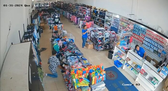 Homem que subtraiu roupas em lojas do centro de Nova Homem que subtraiu roupas em lojas do centro de Nova Andradina é identificado pela Polícia Civil