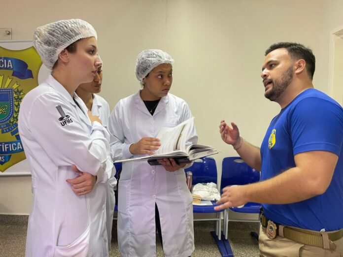 Parceria entre Polícia Científica de MS e UFMS impulsiona pesquisa Brenda, juntamente com professores da banca e peritos criminais durante a defesa do mestrado