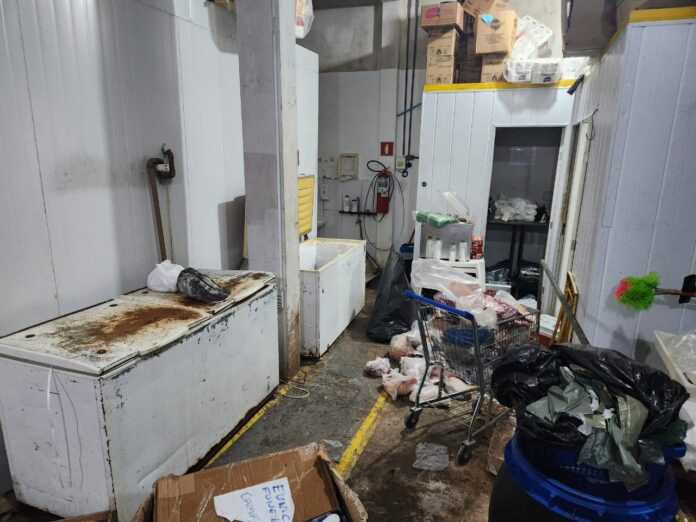 Polícia Civil apreende alimentos de origem clandestina em comércio de Polícia Civil apreende alimentos de origem clandestina em comércio de Camapuã