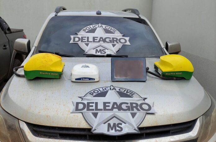 Polícia Civil, com apoio da Polícia Rodoviária Federal, desarticula associação Polícia Civil, com apoio da Polícia Rodoviária Federal, desarticula associação criminosa especializada em furtar equipamentos agrícolas de alto valor, prende três homens em flagrante, recupera os bens, apreende veículo e ferramentas utilizadas no cometimento dos furtos em São Gabriel do Oeste