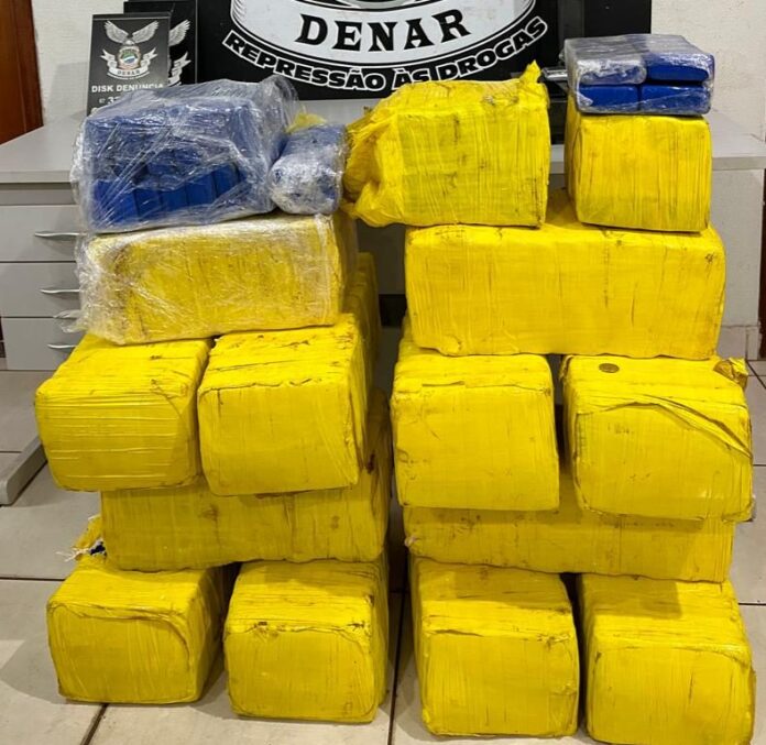 Polícia Civil descobre depósito de drogas no bairro Panorama e Polícia Civil descobre depósito de drogas no bairro Panorama e prende três pessoas