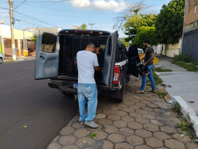 Polícia Civil prende dois indivíduos condenados por tráfico de drogas, em Ladário