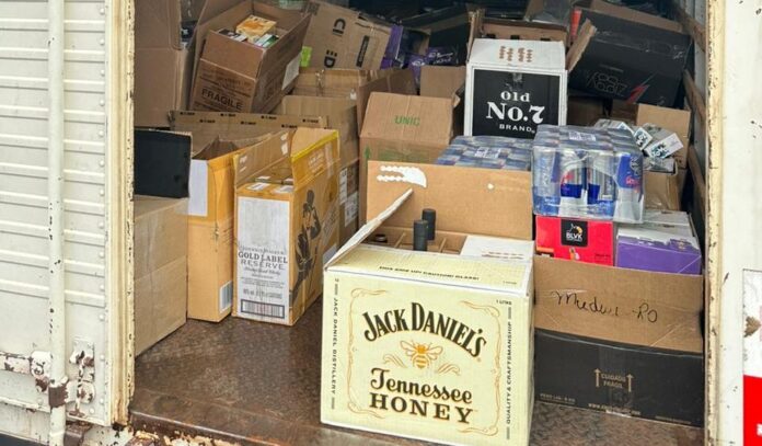 Polícia Civil prende homem responsável pelo depósito de cigarros eletrônicos Polícia Civil prende homem responsável pelo depósito de cigarros eletrônicos e Power Honey em Campo Grande