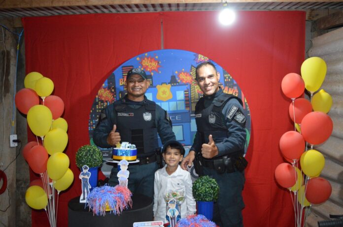 Polícia Militar faz surpresa especial no aniversário de fã em Coxim