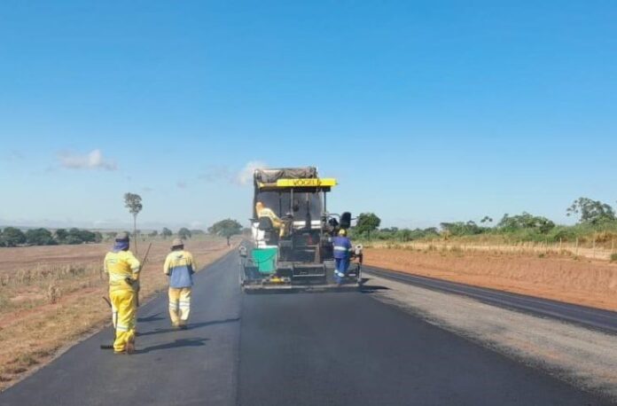 Sul-Fronteira: obra na MS-165 entre Coronel Sapucaia e Paranhos já Sul-Fronteira: obra na MS-165 entre Coronel Sapucaia e Paranhos já tem 24 km de pavimento
