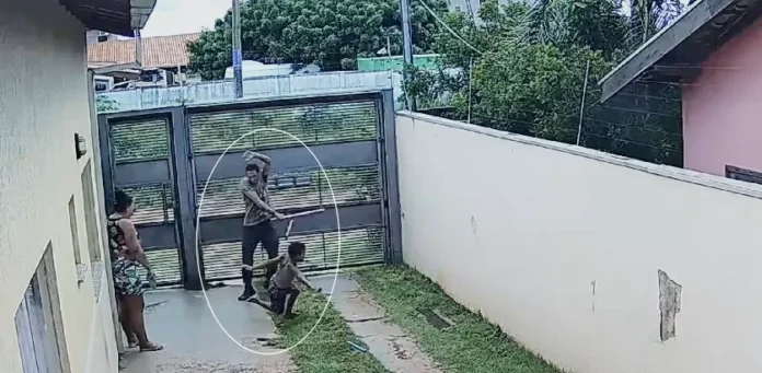 Vídeos mostram criança sendo espancada pelo padrasto na presença da Vídeos mostram criança sendo espancada pelo padrasto na presença da mãe