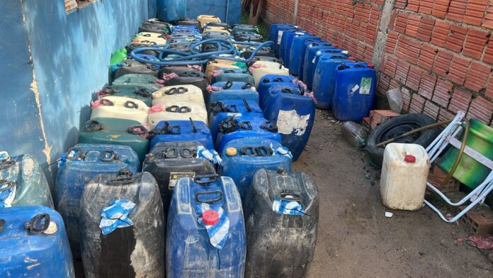 A Rádio Patrulha da Polícia Militar durante policiamento ostensivo prende A Rádio Patrulha da Polícia Militar durante policiamento ostensivo prende homem em flagrante por contrabando de combustível