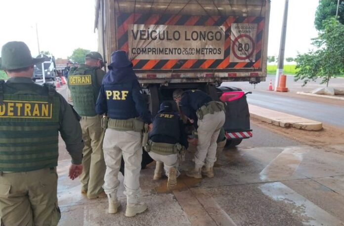 Agentes do Detran-MS participam de atualização de fiscalização de caminhões Agentes do Detran-MS participam de atualização de fiscalização de caminhões com a PRF