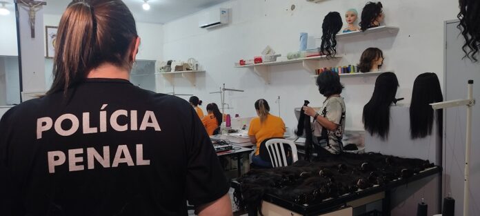 Apreendidos, cabelos contrabandeados viram perucas solidárias em presídio de MS Apreendidos, cabelos contrabandeados viram perucas solidárias em presídio de MS