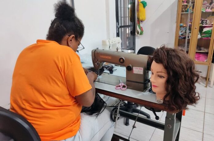 Cabelos contrabandeados viram perucas solidárias em presídio de MS Cabelos contrabandeados viram perucas solidárias em presídio de MS