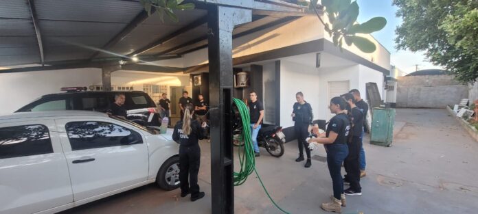 Durante Operação policial no Dia das Mulheres, mandado de busca e apreensão é cumprido e um indivíduo é preso por mandado de prisão preventiva em Coxim