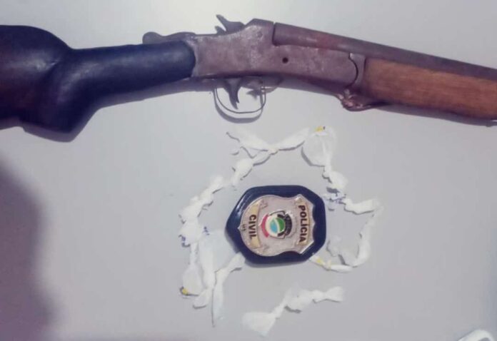 Em Ribas do Rio Pardo, Polícia Civil prende homem em flagrante por posse irregular de arma de fogo e tráfico de drogas