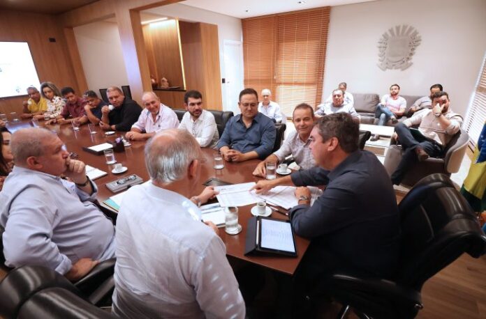 Governo vai pavimentar bairros de Jaraguari e fazer nova obra Governo vai pavimentar bairros de Jaraguari e fazer nova obra em Furnas do Dionísio