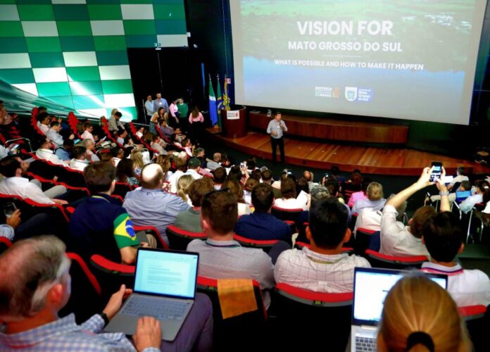 Grupo estrangeiro de produtores de alimentos conhecem as potencialidades do Foto Saul Schramm