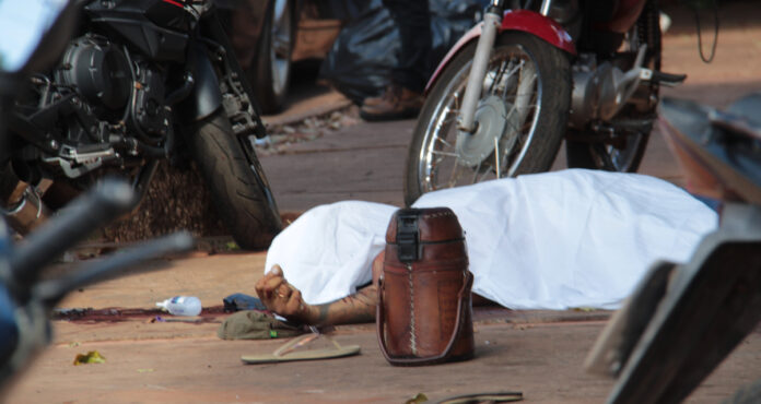 Jovem morre um mês antes de ser julgado por assassinato Jovem morre um mês antes de ser julgado por assassinato em 2018