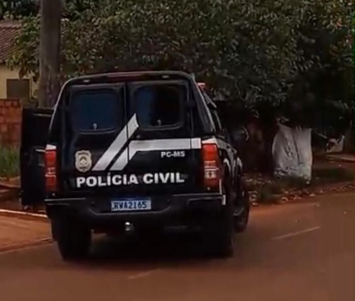 Mãe e filho são presos por violência doméstica em Sidrolândia Mãe e filho são presos por violência doméstica em Sidrolândia