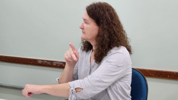 No Dia Internacional da Mulher, professora surda de MS dá No Dia Internacional da Mulher, professora surda de MS dá aula de superação