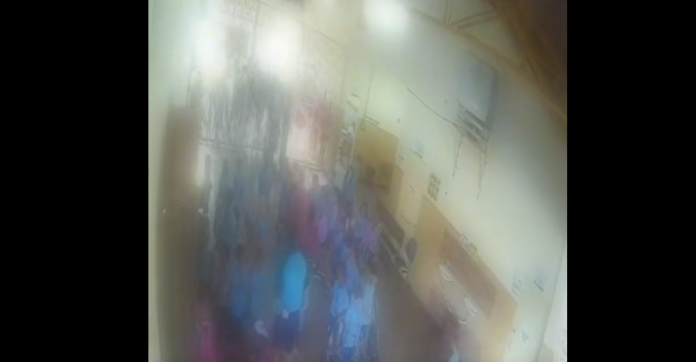 Pais tiram criança de 4 anos de escola onde foi Pais tiram criança de 4 anos de escola onde foi empurrada vítima de racismo