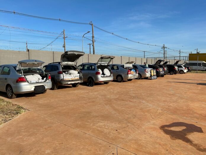 Polícia Civil apreende 10 carros carregados de produtos contrabandeados Polícia Civil apreende 10 carros carregados de produtos contrabandeados