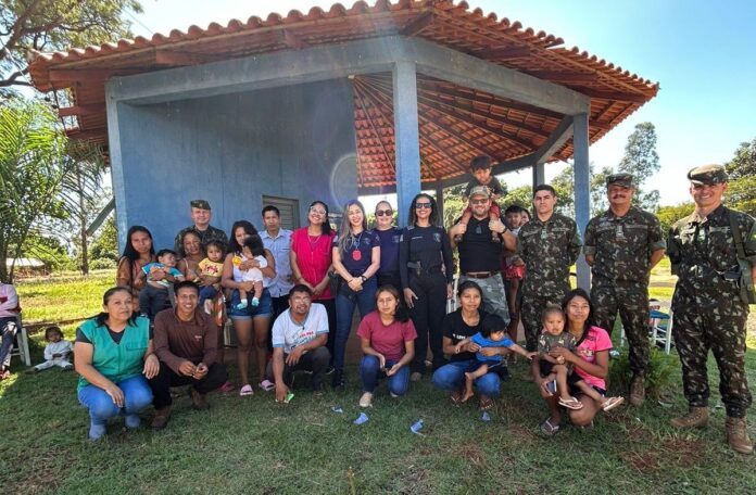 Polícia Civil e cavalaria mecanizada do Exército realizam visitas às Polícia Civil e cavalaria mecanizada do Exército realizam visitas às aldeias indígenas em Amambai