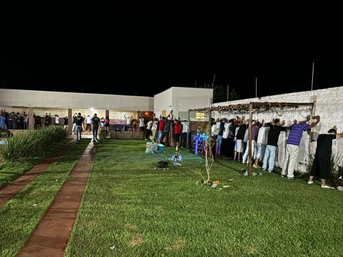 Polícia Civil fecha festa clandestina em Nova Alvorada e prende quatro pessoas por tráfico de drogas e por fornecer bebidas alcoólicas a menores de idade