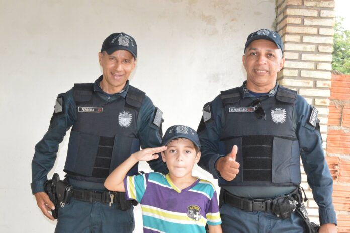 Polícia Militar realiza surpresa para fã mirim da PM em Polícia Militar realiza surpresa para fã mirim da PM em Coxim