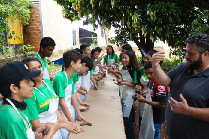 Semana do Artesão: oficina de cerâmica terena é oportunidade de Semana do Artesão: oficina de cerâmica terena é oportunidade de conhecer na escola a arte indígena