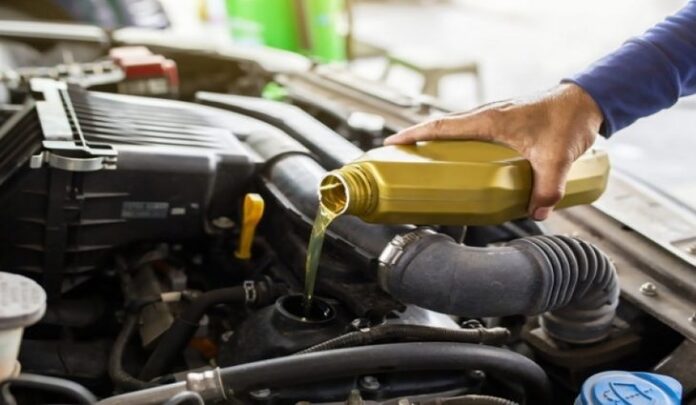 Vai trocar o óleo do motor? No posto, preço pode Vai trocar o óleo do motor? No posto, preço pode ter diferença de até 87,5%