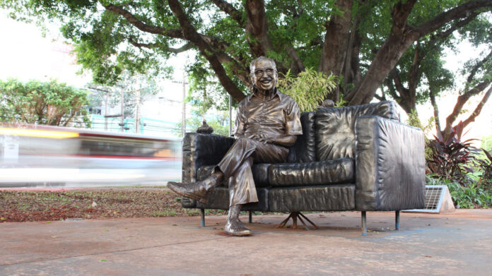 Valorização cultural: estátua de Manoel de Barros ganha revitalização e Valorização cultural: estátua de Manoel de Barros ganha revitalização e iluminação cênica