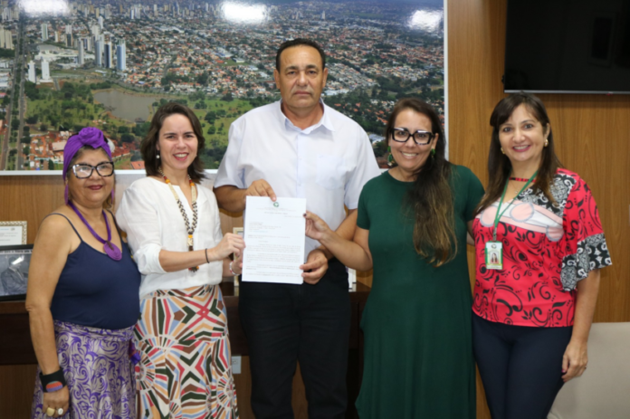 Carlão recebe da defensora pública, Thaisa Defante, carta da população Carlão recebe da defensora pública, Thaisa Defante, carta da população em situação de rua e convite para o Fórum Pop Rua MS