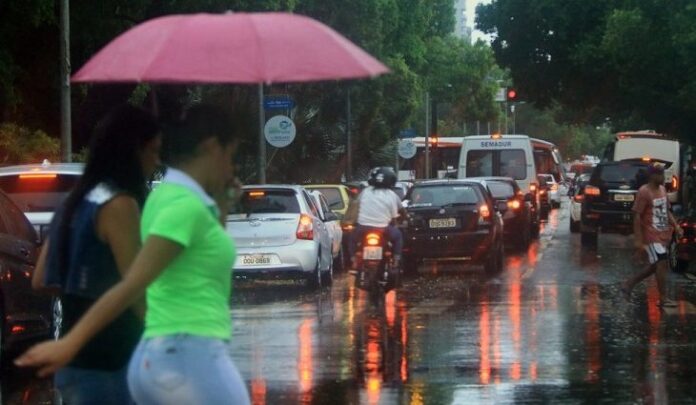 Chuva acumulada pode ultrapassar 50mm em 24h, e guarda-chuvas é Chuva acumulada pode ultrapassar 50mm em 24h, e guarda-chuvas é item obrigatório nesta terça