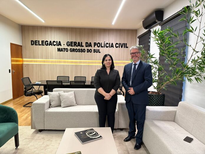 Delegado-Geral da Polícia Civil recebe visita da Delegada Sidnéia Tobias Delegado-Geral da Polícia Civil recebe visita da Delegada Sidnéia Tobias