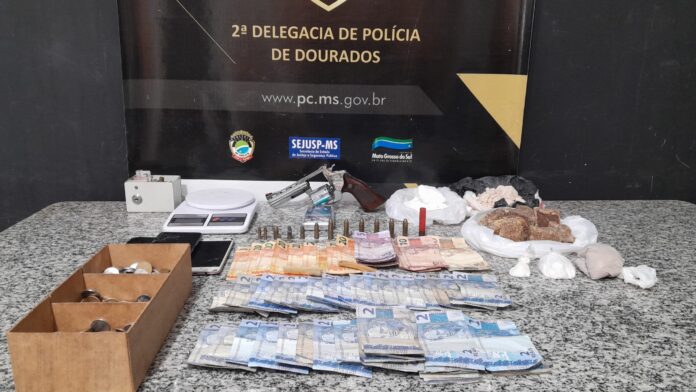 Duas pessoas são presas por tráfico de drogas e posse Duas pessoas são presas por tráfico de drogas e posse ilegal de arma de fogo em Dourados