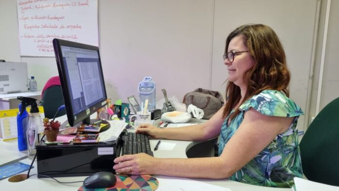 Para auxiliar atendimentos no Detran, servidora é intérprete de Libras Para auxiliar atendimentos no Detran, servidora é intérprete de Libras e coloca em prática 26 anos de experiência