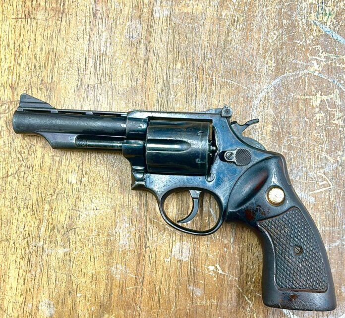 Polícia Civil prende homem por posse irregular de arma de Polícia Civil prende homem por posse irregular de arma de fogo em Naviraí