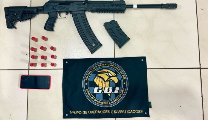 Polícia Civil prende um por posse irregular de arma de fogo, captura dois foragidos da justiça e uma mulher por furto, em Campo Grande