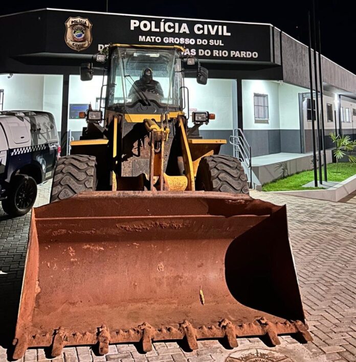 Polícia Civil recupera pá carregadeira em Ribas do Rio Pardo Polícia Civil recupera pá carregadeira em Ribas do Rio Pardo