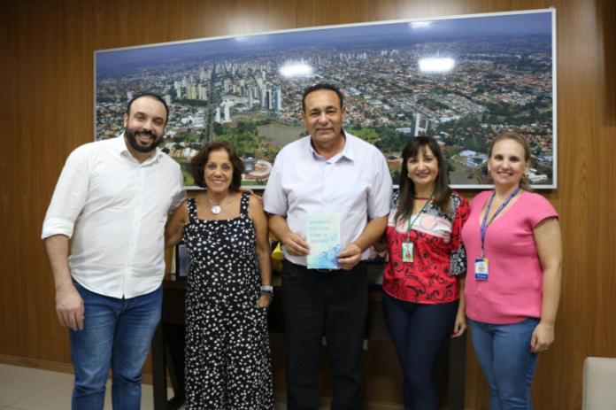 Presidente Carlão recebe coordenadora da Aliança pela Infância que convida Presidente Carlão recebe coordenadora da Aliança pela Infância que convida a Câmara para apoiar edição da Semana Mundial do Brincar