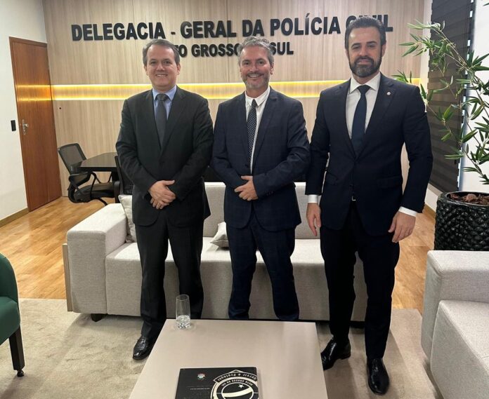 Procuradores de Justiça entregam pessoalmente convite de posse ao novo Procuradores de Justiça entregam pessoalmente convite de posse ao novo Delegado-Geral da Polícia Civil