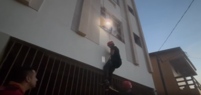 Bombeiros de MS resgatam pessoas ilhadas em prédios Bombeiros de MS resgatam pessoas ilhadas em prédios