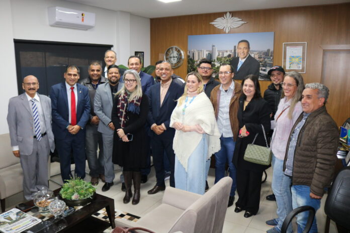 Carlão promove reunião entre Comissão de Saúde, comunitários e Sesau Carlão promove reunião entre Comissão de Saúde, comunitários e Sesau para esclarecer mudanças no atendimento do CRS do Tiradentes