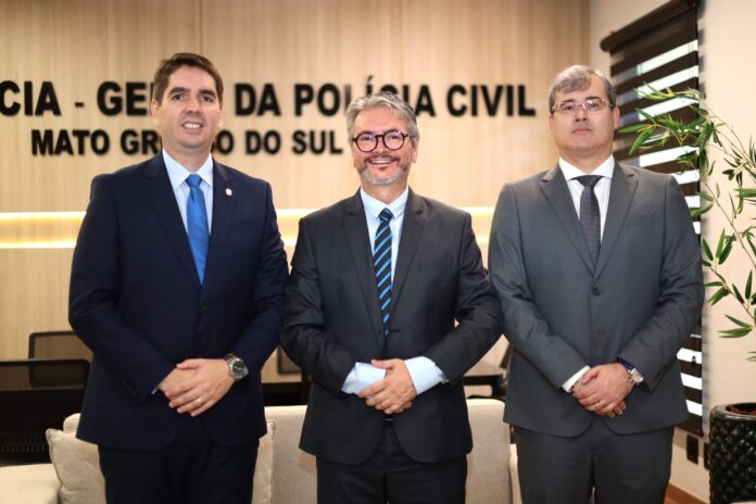 Delegado-Geral Lupérsio Degerone Lúcio recebe visita do Secretário-Geral da OAB-MS Delegado-Geral Lupérsio Degerone Lúcio recebe visita do Secretário-Geral da OAB-MS para tratar de assuntos jurídicos na Delegacia-Geral da Polícia Civil
