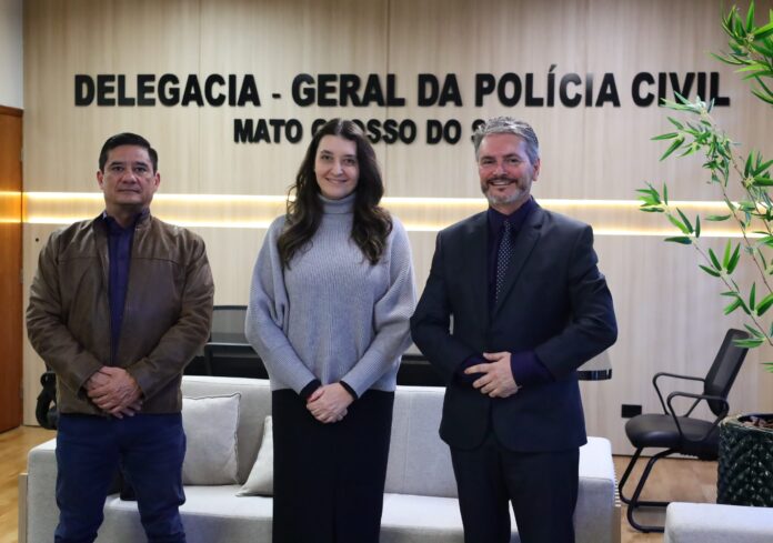 Delegado-Geral da Polícia Civil recebe visita da presidente da Amansul e presidente da Adepol